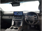 デザインもよく、居心地のよい運転席ですね。分かりやすいスイッチ類ですから操作もしやすく運転をサポートします。ぜひご来店いただき、実際にお座りいただいてステアリングを握ってみてください!