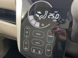 【オートエアコン】一度お好みの温度に設定すれば、車内の温度を検知し風量や温度を自動で調整。暑い…寒い…と何度もスイッチ操作をする必要はありません。快適な車内空間には必須の機能ですね♪