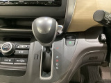 CVT車のセレクトレバーです。低速から高速まで、変速ショックのないスムーズな走りを実現するとともに、エンジン効率のよい領域を維持することで燃費にも貢献します。