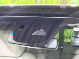 【スマートシティブレーキサポート】低速走行中に前方の車両等を認識し、衝突しそうな時は警報とブレーキで衝突回避と被害軽減をアシスト。より安全にドライブをお楽しみいただけます。