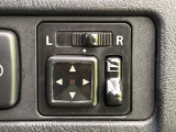 【電動格納ミラー】サイドミラーは電動格納式となっており、狭い駐車場でもキズがつくリスクを抑えられます。