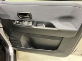 【運転席ドア】ボトルホルダーや収納ポケットが付いているので運転席周りもスッキリ保てます★