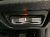 ハンドルの右下にETCがついています。高速道路の料金所の通過も楽々です!。 カードの取り出しもしやすい場所についています。