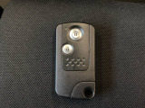 スマートキーを装備しています。鍵を差し込むことなくドアロックの開け閉めと、エンジンスタートができます。