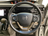 ハンドルにHondaセンシング系のクルーズコントロールやレーンキープアシストなどのスイッチと、オーディオの操作スイッチが装備されています。ハンドルから手を離さず安全に操作できます。