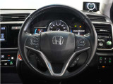 【Honda SENSING】 カメラ等装置で精度の高い検知能力を発揮、安全運転を支援します。ステアリング上のコントローラーに注目!
