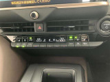 デュアルエアコンとは、運転席と助手席で、個別に温度設定ができる機能です。気温の感じ方は、人それぞれ違うもの。乗る人に優しい機能ですね。
