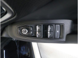 ■運転席ドアの操作しやすい位置にミラー操縦スイッチがついておりますので、ストレスなく自分のフィットする位置にセッティング頂けます。