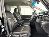 乗降がしやすい運転席。高さが調節できて小柄な女性でもベストポジションをとることができます。