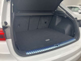 開口部が低く設定されているので、荷物の積み下ろしがスムーズに行えます。更に分割可倒式リアシートの採用でシートのバックレストを倒すと、大きく長い荷物も積み込めます。