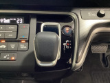 CVT車のセレクトレバーです。低速から高速まで、変速ショックのないスムーズな走りを実現するとともに、エンジン効率のよい領域を維持することで燃費にも貢献します。