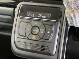 【オートエアコン】一度お好みの温度に設定すれば、車内の温度を検知し風量や温度を自動で調整。暑い…寒い…と何度もスイッチ操作をする必要はありません。快適な車内空間には必須の機能ですね♪