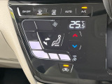 【オートエアコン】一度お好みの温度に設定すれば、車内の温度を検知し風量や温度を自動で調整。暑い…寒い…と何度もスイッチ操作をする必要はありません。快適な車内空間には必須の機能ですね♪