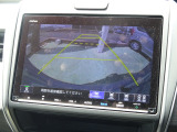 後退時に車両の後ろ側をモニター画面に表示します。車庫入れなどでバックする際に後方確認ができて便利です。車庫入れが苦手な人もこれで安心。