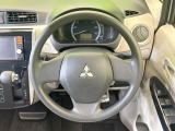 インテリアに合わせたデザインのステアリングは、運転される方のことも考え、運転しやすい形状、大きさです。是非一度、実際に触ってお確かめください。