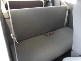 いざという時に2名乗車可能な後席シートを備えております!使用しないときは倒して荷室空間をさらに確保することができます!