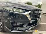 【アダプティブLEDヘッドライト】夜間走行時に先行車や対向車の状況をクルマが判断。ヘッドランプの照射範囲や明るさを自動的に変化させます。