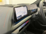 【iDrive】純正HDDナビ“iDrive”を装備しています。こちらの機能で、オーディオの設定や本体説明書、車両状態チェックなどを行えます。また、ナビのアップデートも承りますので、担当スタッフへお申し付け下さい。