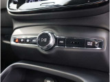 翼を広げた飛行機の姿をモチーフにしたスイッチパネルは、操作に必要なボタンやスイッチを減らすことで、整然として落ち着きのある、いかにもスウェーデンらしさを感じさせる空間としています。