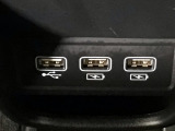 【USBポート】USBポートも装備されています、スマートフォンの充電やオーディオに連携も可能です、今や欠かせない装備の一つです!