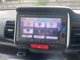 カーナビ付きです。カーナビの機能や保証につきましては、担当スタッフまでお尋ねください。