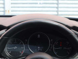 運転視界の遠方上方に虚像を投影することで前を見ながら情報の視認ができます。本当にドライバーが必要な情報を適切に伝え、楽しんで頂くことを考えた新世代装備です。※虚像は2.6m前方に浮かぶイメージです。