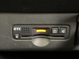 【ETC】有料道路を利用する際に料金所で停止することなく通過できる、ETC車載器(ノンストップ自動料金収受システム機器)が装備されています。セットアップを行うことで利用可能になります。