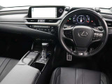 “F SPORT”の鋭く磨き上げられた走りを表現するため、日本刀の仕上げ工程「刃取」に着想を得た“F SPORT”専用アルミオーナメントパネルを新開発しています。