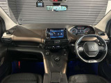 スッキリとまとめられた運転席周りで、運転を楽しくさせる内装です。まさにcockpitです!