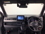 【前方視界】開放的な前方視界!運転がしやすく疲れにくいです♪窓が大きく、見通しがとっても良いおクルマですよ♪