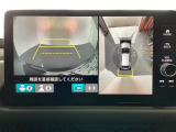 マルチビューカメラシステム搭載車です。お車の周囲を全方位でカバーします。後方・前方・両脇と、コンディションが悪い視界でもカラーモニターに映し出した映像がドライバーをサポートします。