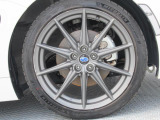 純正18インチアルミホイール。 タイヤサイズは 215/40R18。納車時に新品タイヤ4本を交換致します
