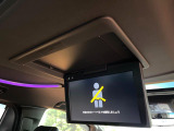 【フリップダウンモニター】大画面モニターで後席でもエンタメをお楽しみいただけます。小さなお子様にも大人気の装備です♪
