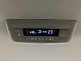 ルーフ中央にエアコン操作パネルがついていますので、2列目・3列目にお乗りの方も快適に過ごせます。