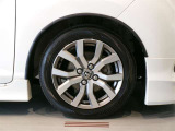 純正のアルミホイール装着車です。タイヤサイズは175/55R15です。