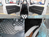 内装カラーはグレーです!!ご納車後に無いと困る『フロアマット』もしっかり装備!!内装で気になる箇所は運転席乗降時等に出来たダメージです!!ご遠方にお住まい等で現車確認出来ない方は要チェックです!!!