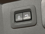 【パワーバックドア】スマートキーや運転席のボタンを押すだけでリアゲートが自動で開閉します!荷物を持っている時や、高い位置にあるバックドアを閉める際に便利な機能です♪