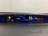 中央にデジタル表示のスピードメーターを配したハイブリット専用メーターになっています。左側のインフォメーション画面で燃費などの情報を確認できます。