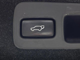 【パワーバックドア】スマートキーや運転席のボタンを押すだけでリアゲートが自動で開閉します!荷物を持っている時や、高い位置にあるバックドアを閉める際に便利な機能です♪