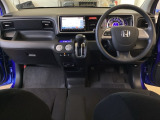 車内は光触媒抗菌消臭施工済です。スタイリッシュなデザインでスポーティなインパネ周りを演出します。グローブボックスやカップホルダーのほかにトレーなどたくさんの収納スペースが付いています。