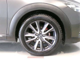 純正のアルミホイール装着車です。タイヤサイズは215/50R18です。