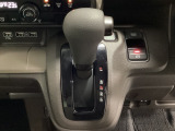 CVT車のセレクトレバーです。低速から高速まで、変速ショックのないスムーズな走りと、エンジン効率のよい領域を維持して燃費にも貢献します。サイドブレーキはスイッチ操作の電子制御パーキングブレーキです。