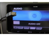 データ通信用と充電用のUSBソケットが装備されています。iPhoneやスマートフォンを繋いで音楽を再生したり、充電したり。車内にあると便利なアイテムのひとつですね!