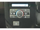 【オートエアコン】一度お好みの温度に設定すれば、車内の温度を検知し風量や温度を自動で調整。暑い…寒い…と何度もスイッチ操作をする必要はありません。快適な車内空間には必須の機能ですね