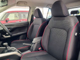 体を包み込むような座り心地で運転をサポートします。