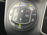 【左右独立型フルオートエアコン】運転席と助手席でそれぞれお好みの温度に設定可能。同乗者にも配慮した、快適な空調をお届け致します。