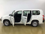 開口部が広く、乗り降りのしやすいお車です