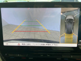 ギアをリバースに入れると車両後方の映像を映し出します。画面にはガイドラインが表示され、車庫入れや縦列駐車などの際に安全確認をサポートします。