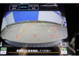 後退時には大型ディスプレイに後方の映像とアシストラインが表示されます!
