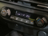 【オートエアコン】一度お好みの温度に設定すれば、車内の温度を検知し風量や温度を自動で調整。暑い…寒い…と何度もスイッチ操作をする必要はありません。快適な車内空間には必須の機能ですね♪